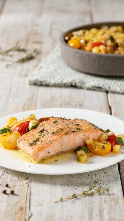 Salmone marinato al forno con dadolata di verdure