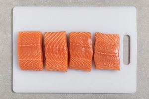 Preparazione Salmone marinato al forno con dadolata di verdure - Fase 1