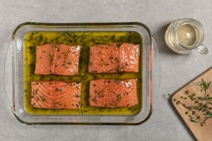 Preparazione Salmone marinato al forno con dadolata di verdure - Fase 1