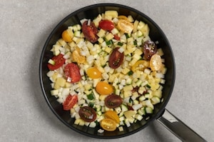 Preparazione Salmone marinato al forno con dadolata di verdure - Fase 3