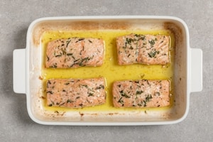 Preparazione Salmone marinato al forno con dadolata di verdure - Fase 4