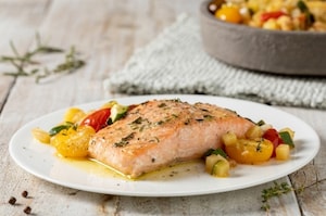 Preparazione Salmone marinato al forno con dadolata di verdure - Fase 4