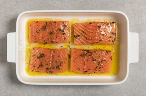 Preparazione Salmone marinato al forno con dadolata di verdure - Fase 2