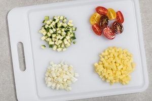 Preparazione Salmone marinato al forno con dadolata di verdure - Fase 2