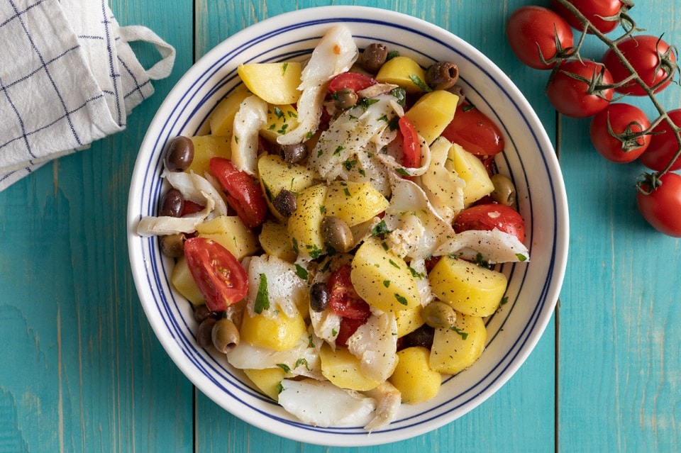 Stoccafisso con patate, pomodorini e olive taggiasche  ricetta