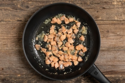Preparazione Tagliatelle senza glutine alla trota salmonata e pepe rosa - Fase 1