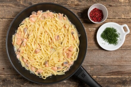 Preparazione Tagliatelle senza glutine alla trota salmonata e pepe rosa - Fase 2