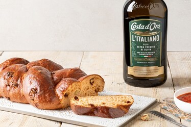 Treccia di pan brioche all'olio con gorgonzola, pomodori secchi e noci
