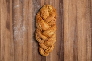 Preparazione Treccia di pan brioche all'olio con gorgonzola, pomodori secchi e noci - Fase 3