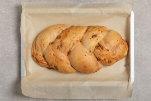 Preparazione Treccia di pan brioche all'olio con gorgonzola, pomodori secchi e noci - Fase 3