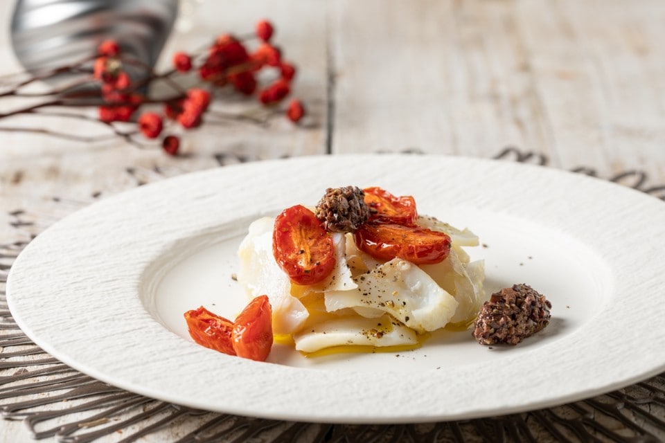 Petali di baccalà con pomodorini confit e tapenade ricetta