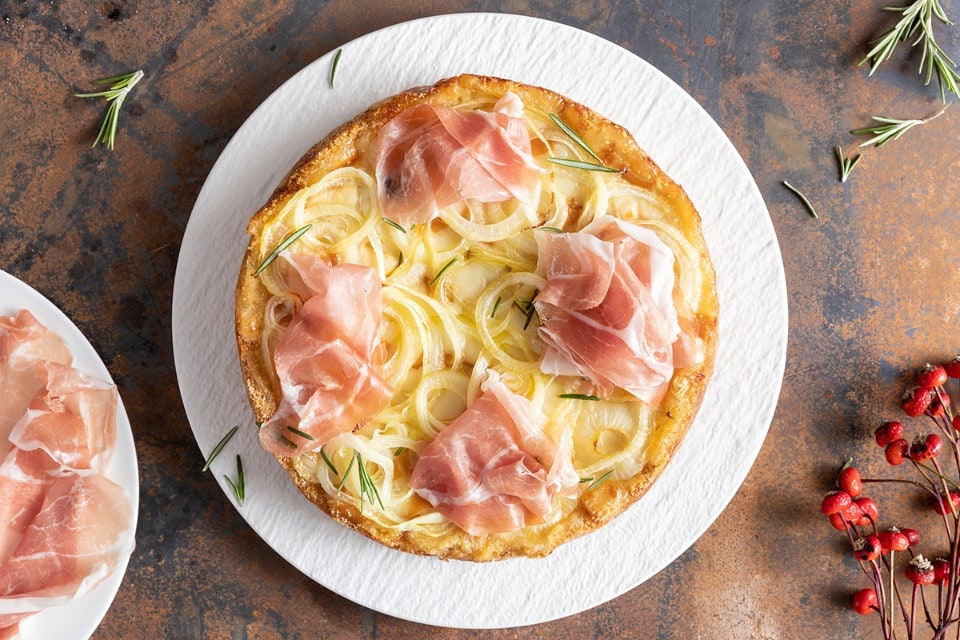 Torta salata di pane, cipolla e prosciutto di San Daniele ricetta