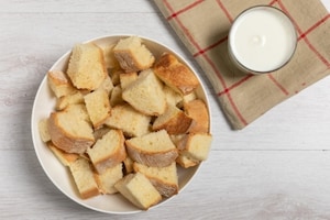 Preparazione Torta salata di pane, cipolla e prosciutto di San Daniele - Fase 1