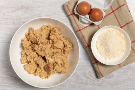 Preparazione Torta salata di pane, cipolla e prosciutto di San Daniele - Fase 1 Preparazione Torta salata di pane, cipolla e prosciutto di San Daniele - Fase 1