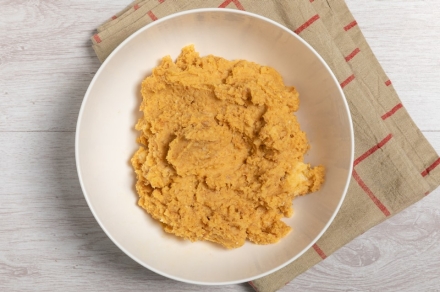 Preparazione Torta salata di pane, cipolla e prosciutto di San Daniele - Fase 2 Preparazione Torta salata di pane, cipolla e prosciutto di San Daniele - Fase 2