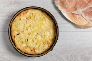 Preparazione Torta salata di pane, cipolla e prosciutto di San Daniele - Fase 4