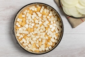 Preparazione Torta salata di pane, cipolla e prosciutto di San Daniele - Fase 3