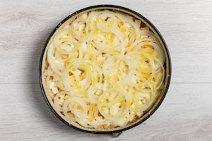 Preparazione Torta salata di pane, cipolla e prosciutto di San Daniele - Fase 3