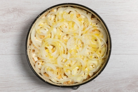 Preparazione Torta salata di pane, cipolla e prosciutto di San Daniele - Fase 3 Preparazione Torta salata di pane, cipolla e prosciutto di San Daniele - Fase 3