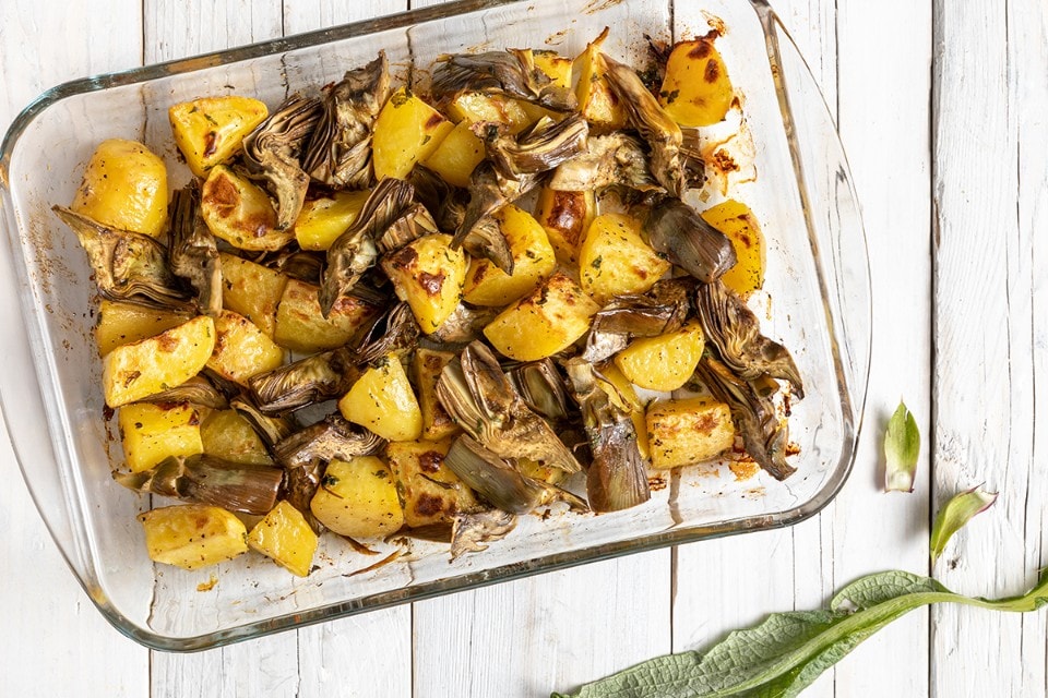 Carciofi e patate al forno ricetta