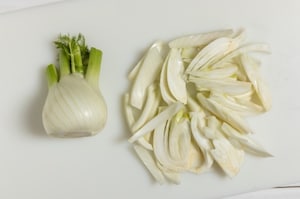 Preparazione Finocchi gratinati al forno con cipolle e olive - Fase 1