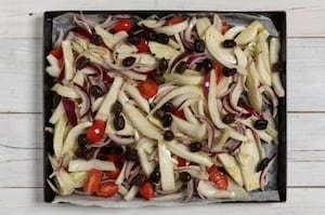 Preparazione Finocchi gratinati al forno con cipolle e olive - Fase 3