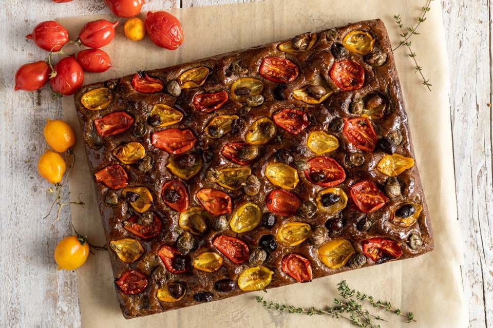 Focaccia nera con pomodorini del Piennolo e olive ricetta