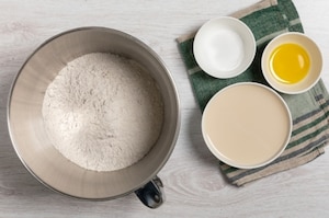 Preparazione Focaccia nera con pomodorini del Piennolo e olive - Fase 1