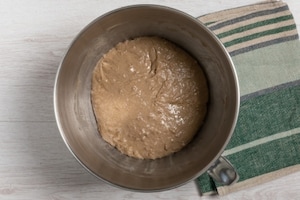 Preparazione Focaccia nera con pomodorini del Piennolo e olive - Fase 1