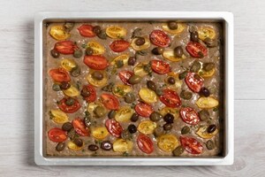 Preparazione Focaccia nera con pomodorini del Piennolo e olive - Fase 2