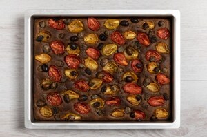 Preparazione Focaccia nera con pomodorini del Piennolo e olive - Fase 3