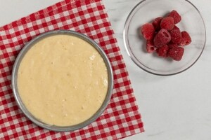 Preparazione Pan di Spagna alle mandorle e lamponi - Fase 2