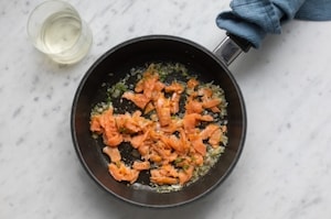 Preparazione Pasta con salmone affumicato - Fase 1