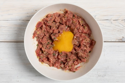 Preparazione Tartare di manzo gourmet - Fase 2 Preparazione Tartare di manzo gourmet - Fase 2