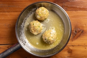 Preparazione Canederli al Puzzone di Moena - Fase 3