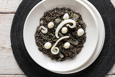 Fregula al nero di seppia con seppia e burrata