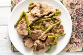 Costolette di agnello in padella con asparagi