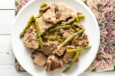 Costolette di agnello in padella con asparagi