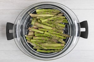 Preparazione Costolette di agnello in padella con asparagi - Fase 3