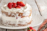 Sponge cake con fragole fresche e panna