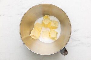 Preparazione Sponge cake con fragole fresche e panna - Fase 1