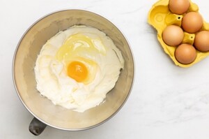 Preparazione Sponge cake con fragole fresche e panna - Fase 1