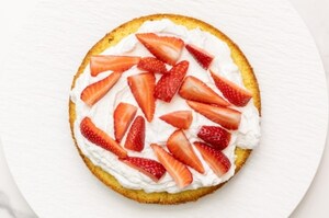 Preparazione Sponge cake con fragole fresche e panna - Fase 4