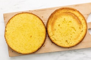 Preparazione Sponge cake con fragole fresche e panna - Fase 3