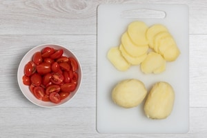 Preparazione Torta salata croccante con patate, pomodorini, olive e provolone - Fase 1
