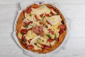 Preparazione Torta salata croccante con patate, pomodorini, olive e provolone - Fase 3
