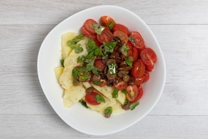 Preparazione Torta salata croccante con patate, pomodorini, olive e provolone - Fase 2