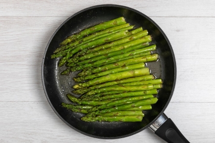 Preparazione Uova e asparagi - Fase 1 Preparazione Uova e asparagi - Fase 1