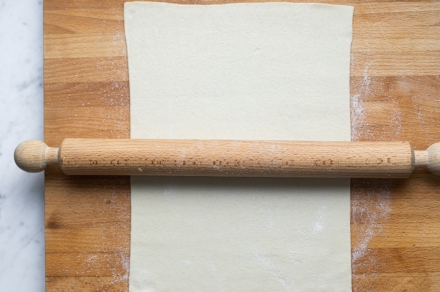 Preparazione Ventagli di pasta sfoglia - Fase 1 Preparazione Ventagli di pasta sfoglia - Fase 1