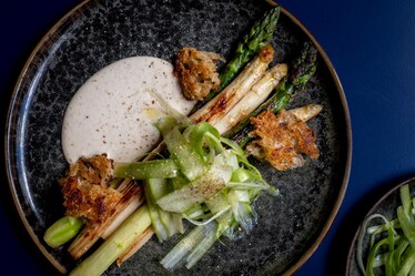 Asparagi con salsa all’aglio, pane e mandorle